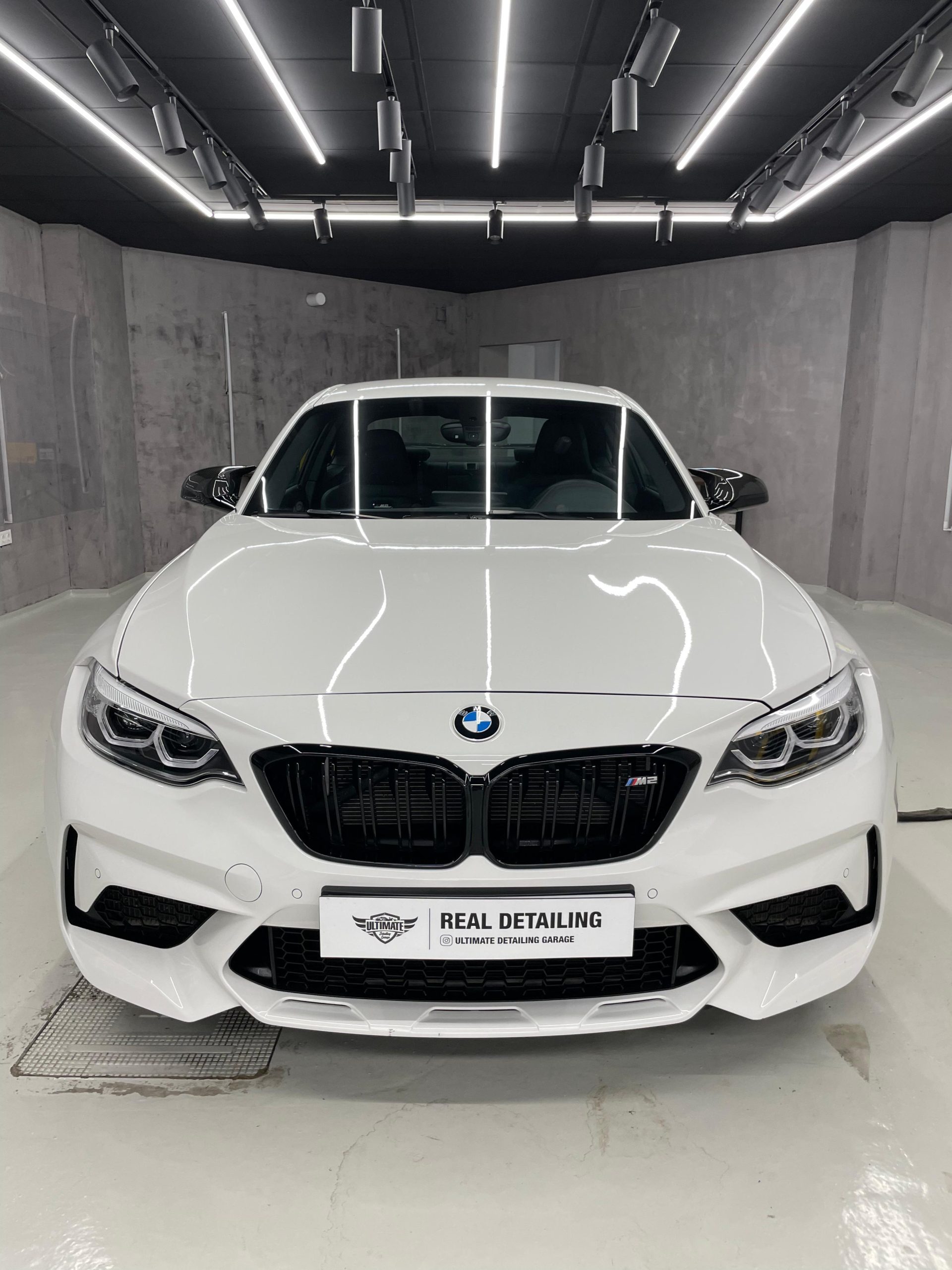 Trabajo de detailing premium en vehículo